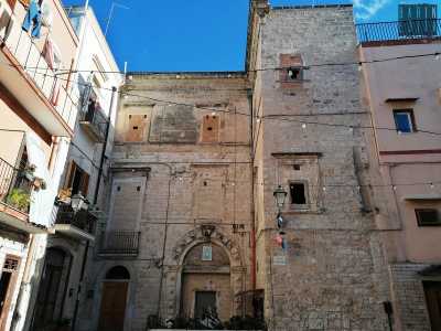 ...l� dove svetta su tre livelli con la sua facciata in tufo...